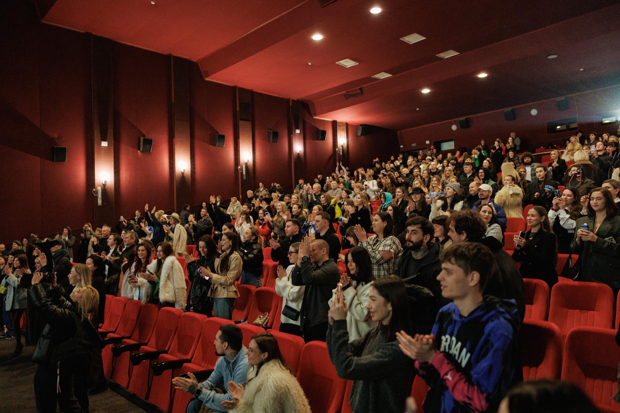 Слезы, смех и объятия: как прошла премьера фильма "Ну мам" от Евгения Таллера